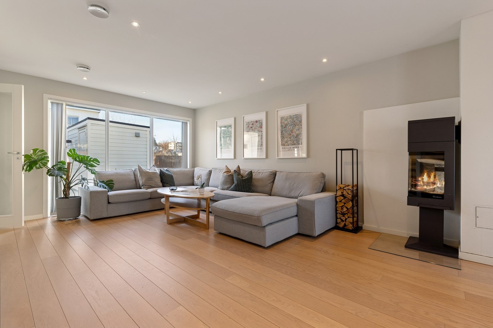 Et lyst og innbydende rom med store vindusflater fra gulv til tak som gir rikelig med naturlig lys og bidrar til å skape en god og luftig romfølelse. Galleribilde