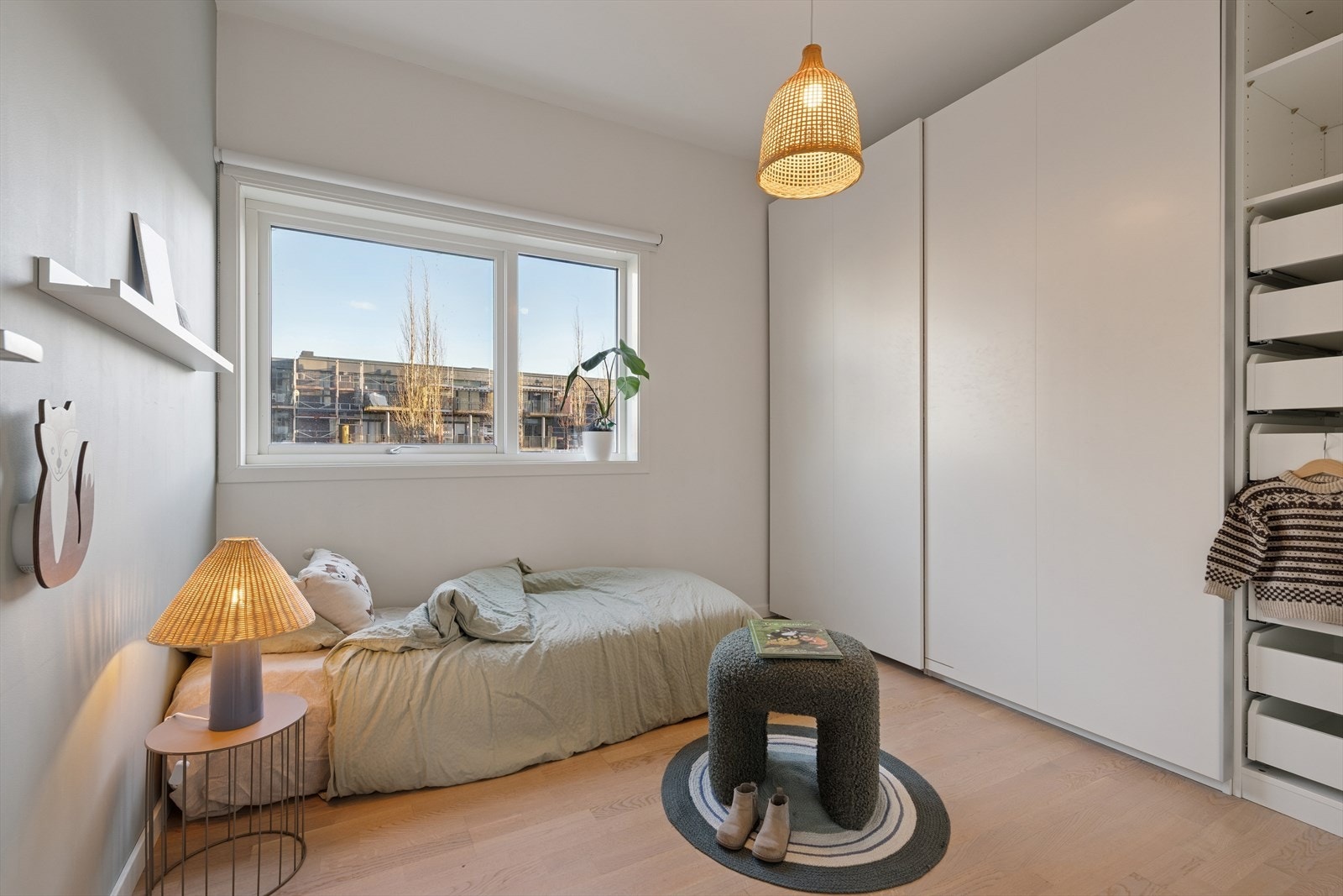 Soverom 2 er også av god størrelse og utstyrt med stor garderobe. Galleribilde