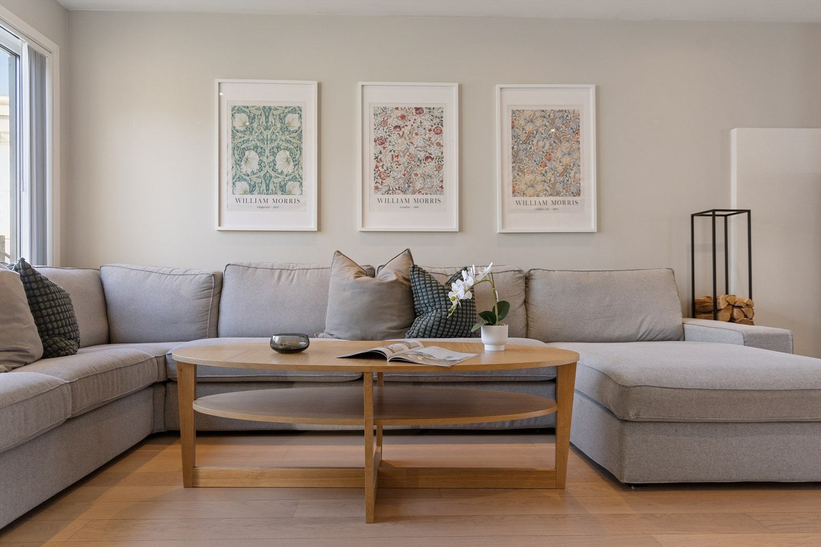 Her har man god plass til å møblere i flere soner med både sofagrupper og spisebord. Galleribilde