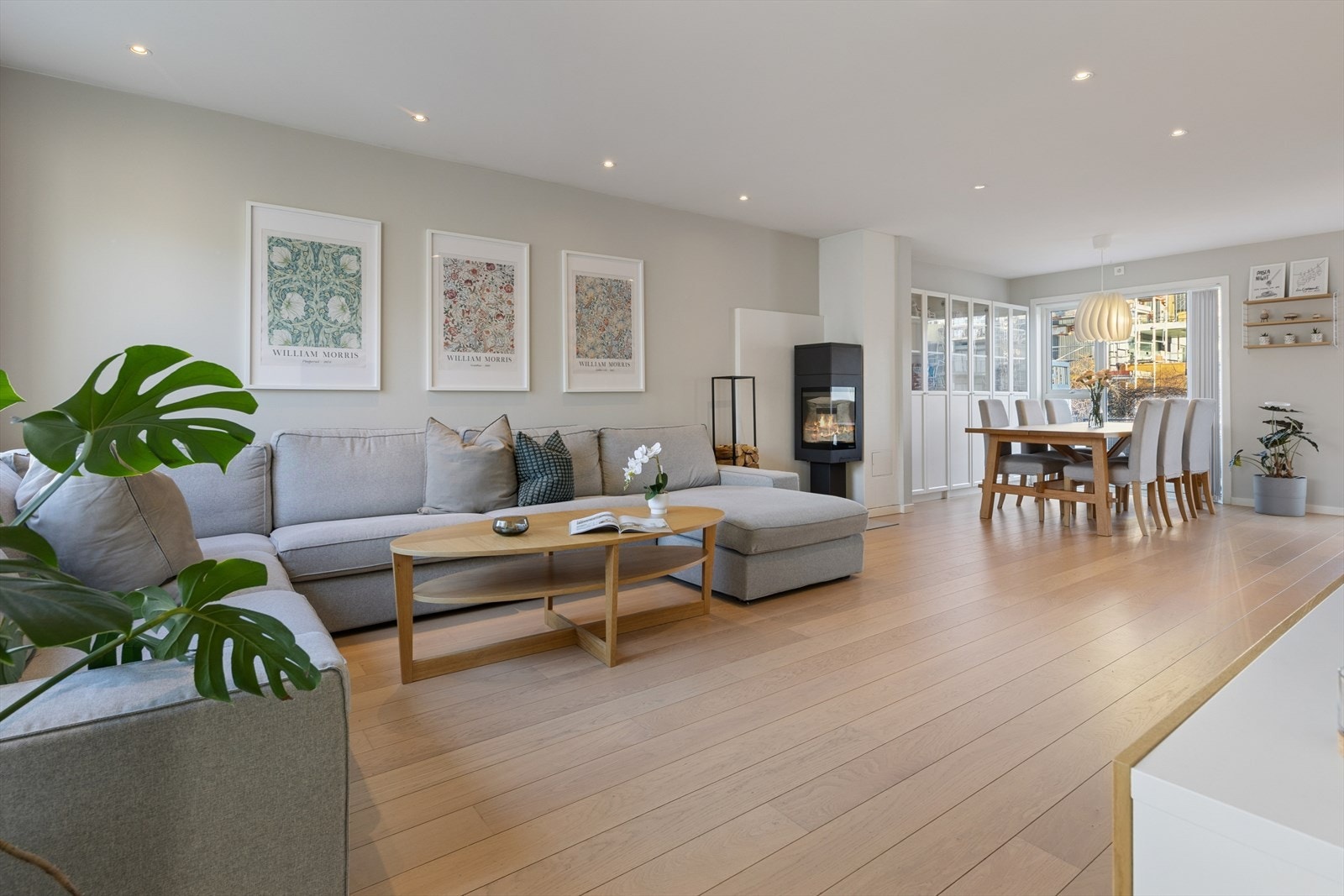 Boligens sosiale sone med stue og kjøkken ligger i åpen løsning. Galleribilde