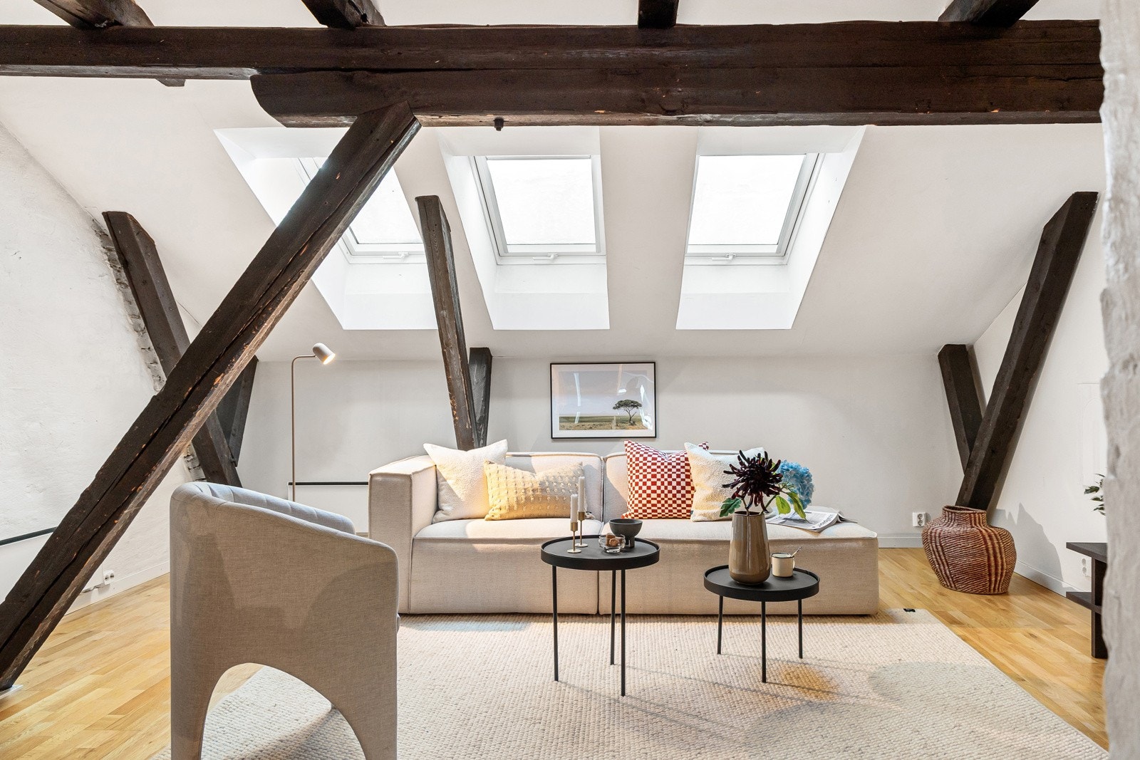 Hyggelig stue med plass til sittegruppe og tilhørende møblement. Galleribilde