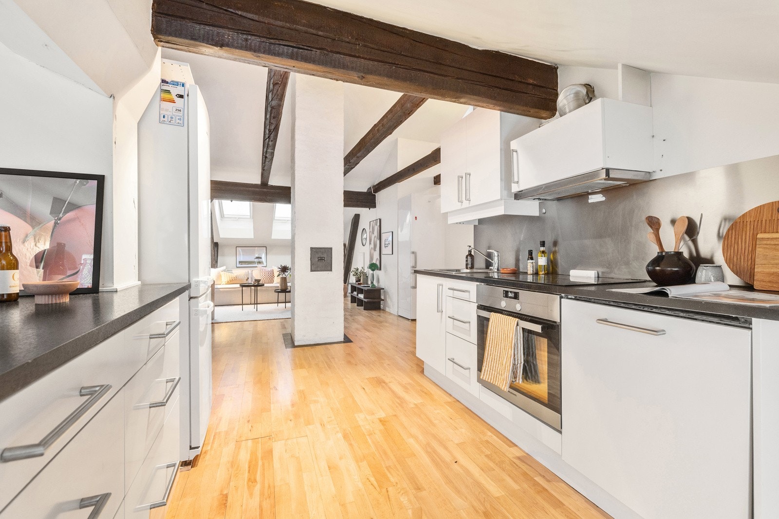 Innredning med mekanisk avtrekksvifte over stekesonen og opplegg for kjøl/fryseskap. Galleribilde