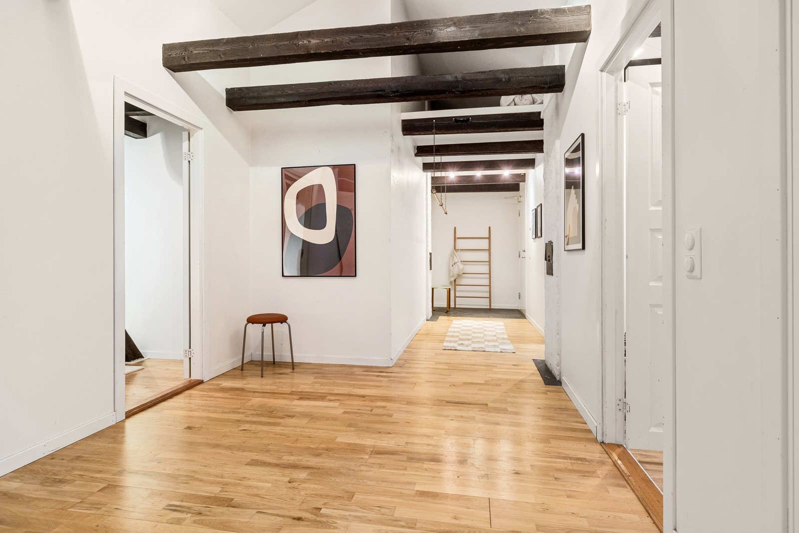 Romslig entrè med god plass til garderobeskap. Galleribilde