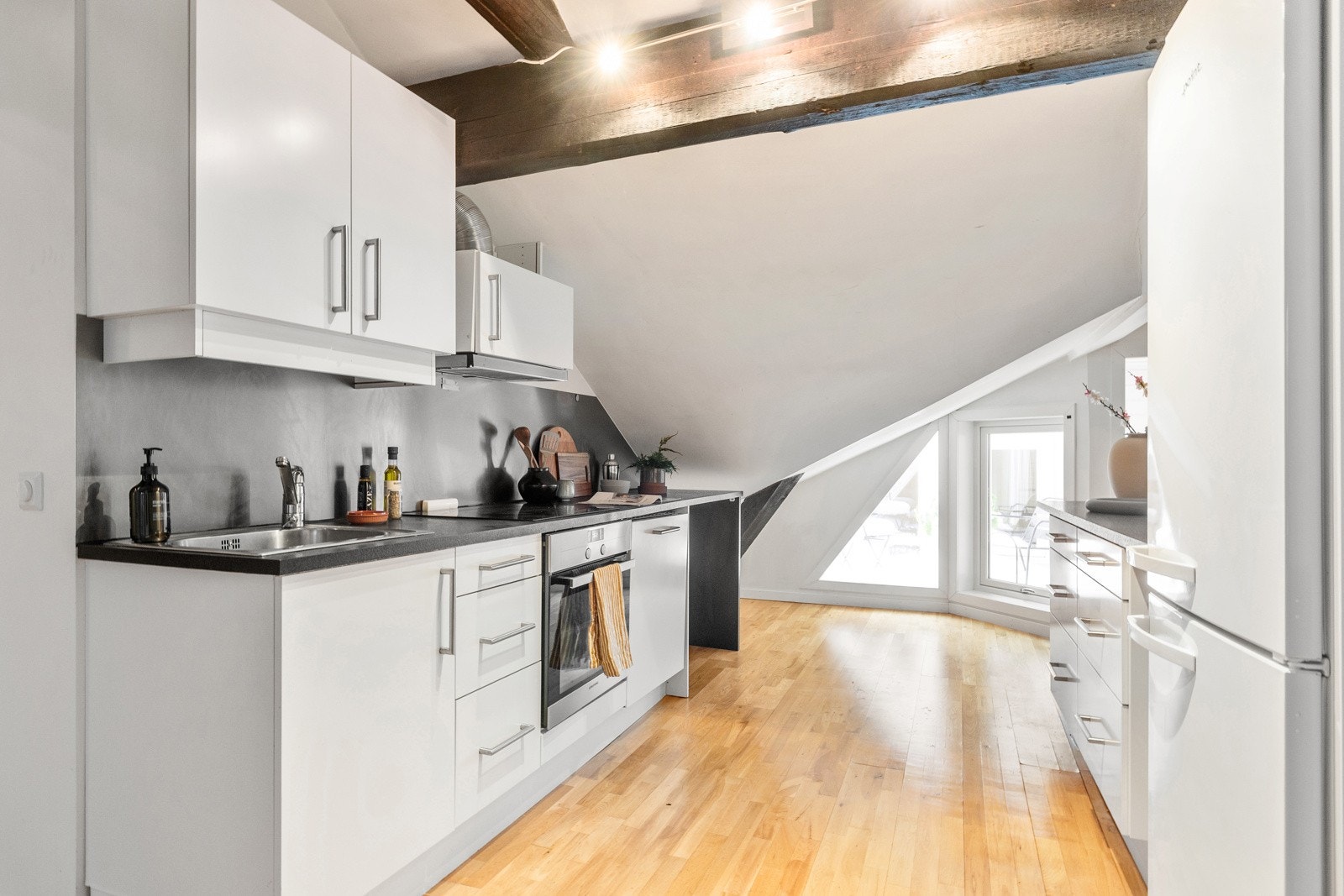 Det er integrert oppvaskmaskin, stekeovn og platetopp. Galleribilde