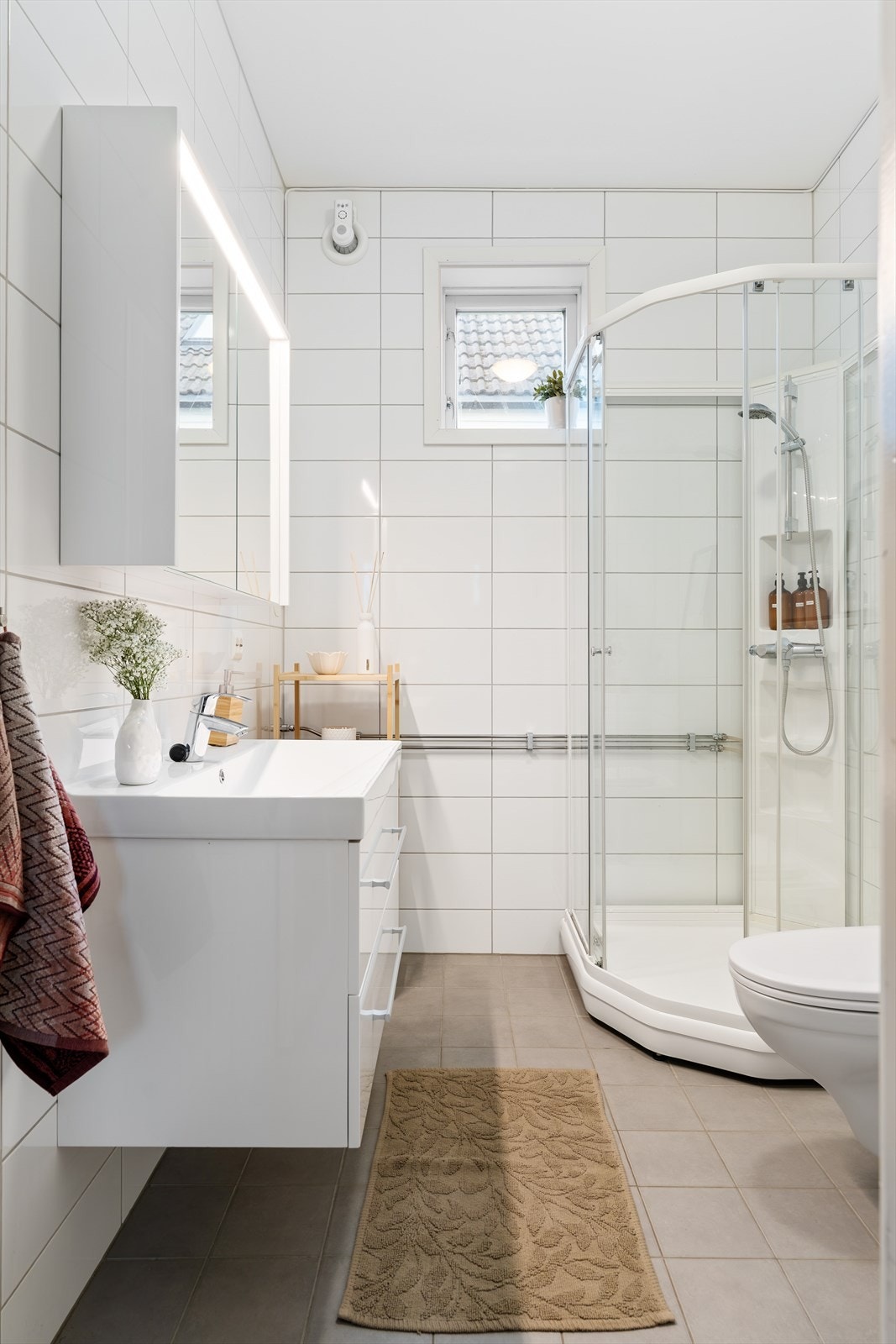 Badet oppvarmes med varmekabler i gulv og ventileres med mekanisk avtrekk. TG1 fra takstmann. Galleribilde