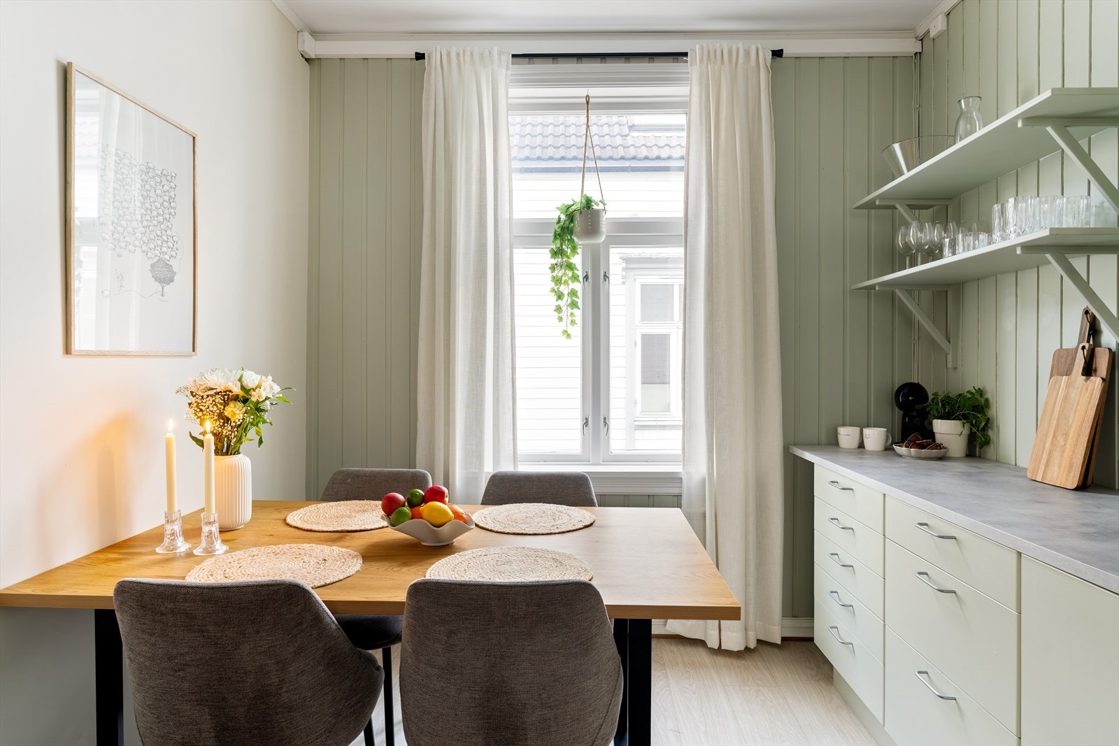 Det er gjennomgående god takhøyde på 275cm i leiligheten. Dette gir rommene en spesiell atmosfære. Galleribilde