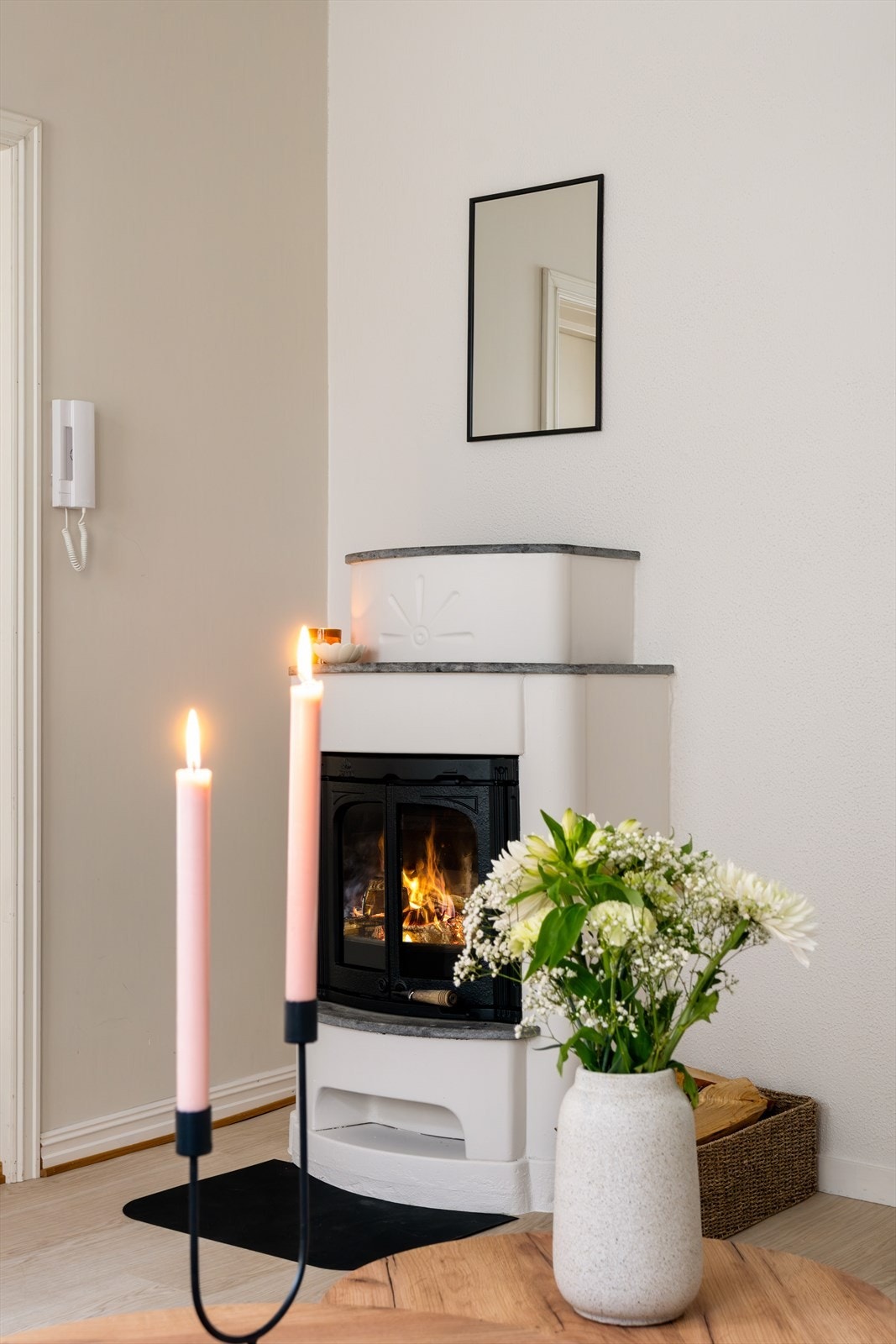 Vedfyring er et økonomisk og godt oppvarmingsalternativ i vinterhalvåret. I tillegg er det stuas "smykke" og et flott møbel. Galleribilde