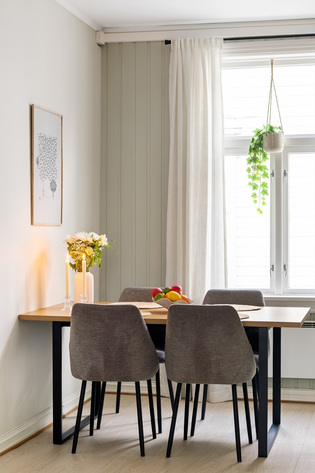 Det er benyttet slitesterk og moderne 1-stavs laminat på gulv i oppholdssonen. Galleribilde