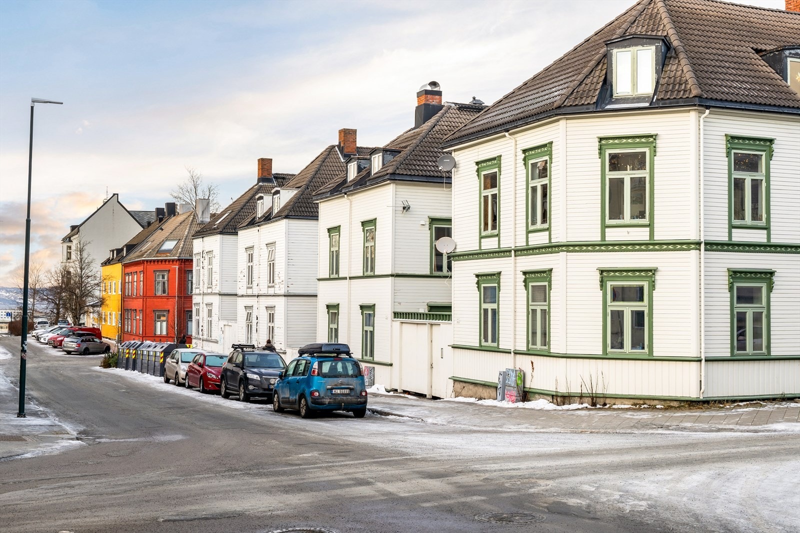 Leiligheten ligger flott til i Gyldenløves gate på Øvre Møllenberg. Her vender man inn mot bakgård/hage, noe som gir lite støy fra trafikk og forbipasserende. Galleribilde