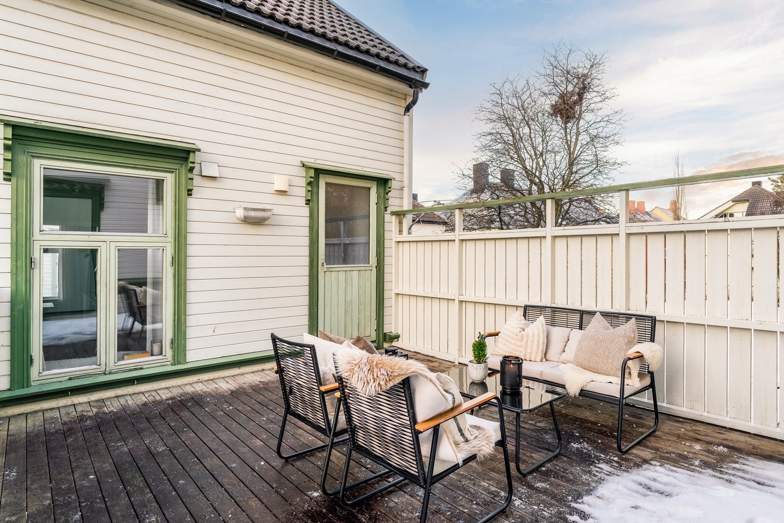 Terrassen i 2. etasje er felles for sameiet, men møblert privat av nåværende eier. Galleribilde