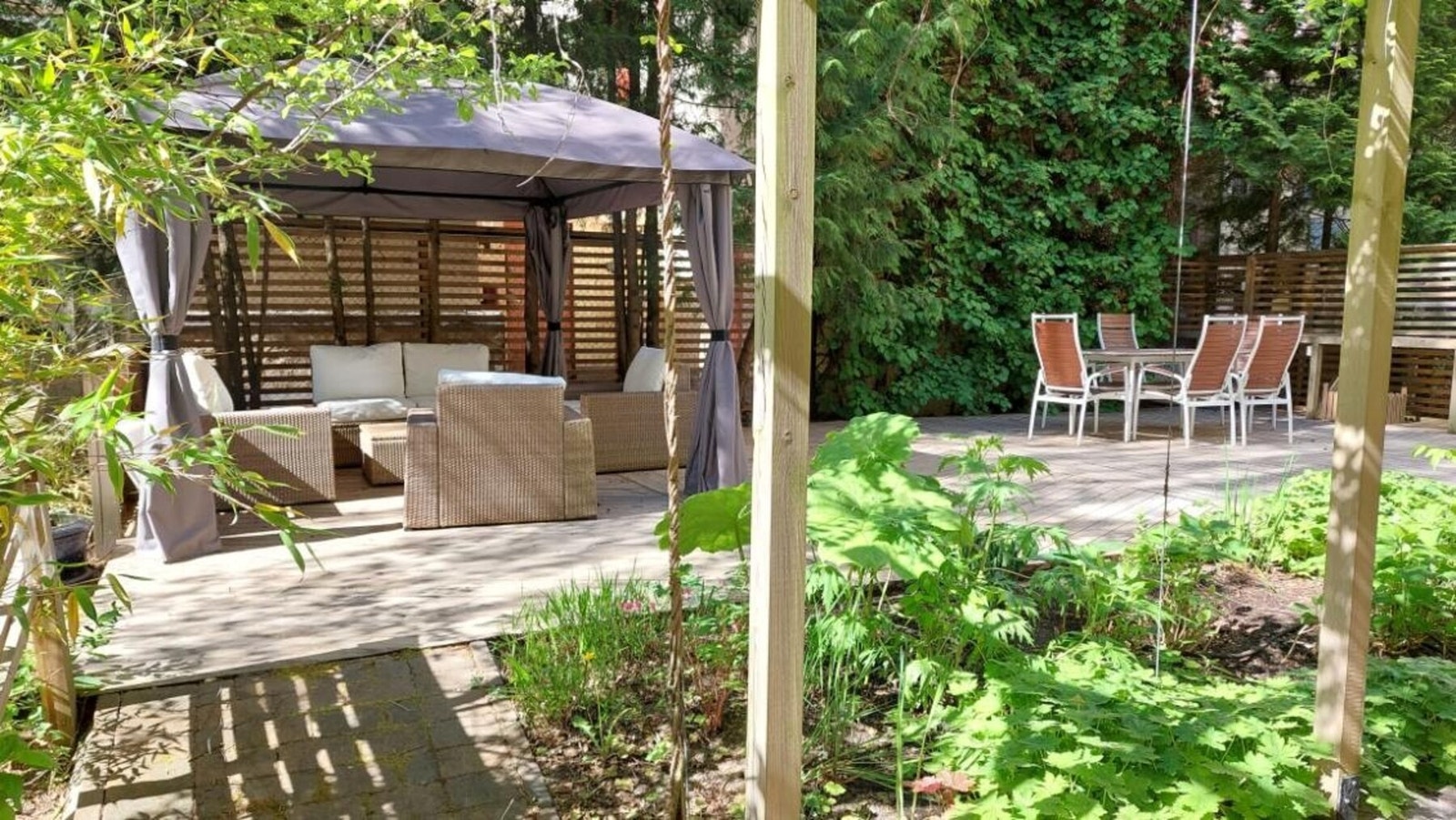 Sommerbilder av bakhagen- tatt av selger Galleribilde