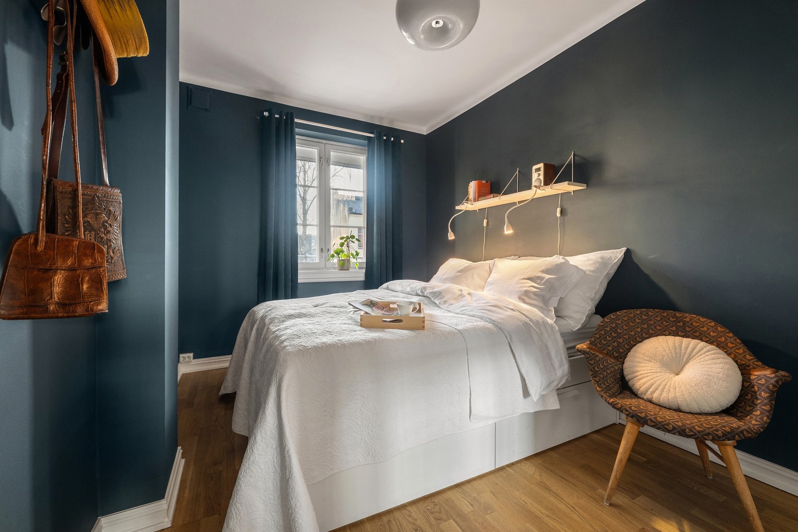 Soverom 1 med garderobeskap og dør til baktrapp Galleribilde