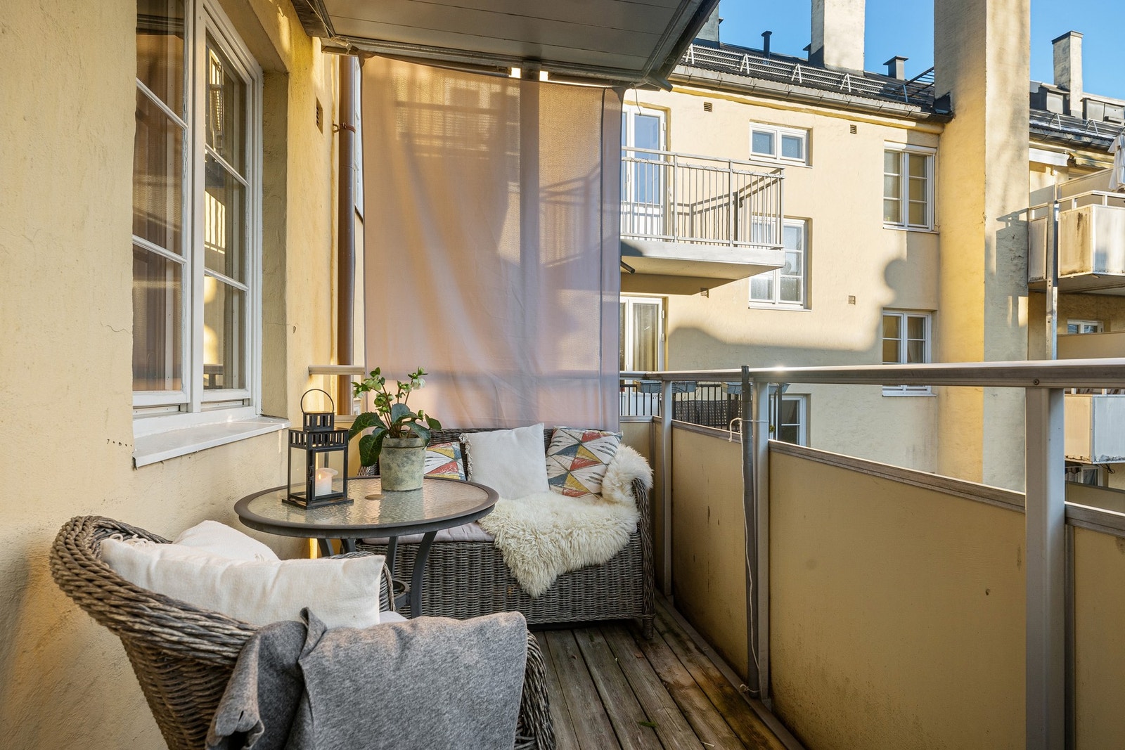 Balkong på 8m2 med adkomst fra soverom. Galleribilde