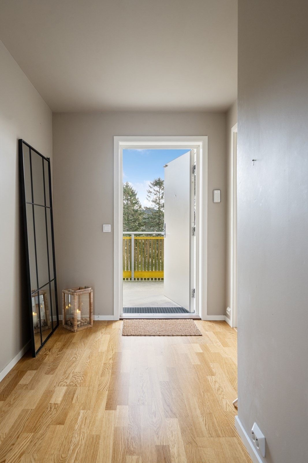 Fra gangen har du adkomst til soverom, soverom 2, bod, bad, åpen stue og kjøkkenløsning Galleribilde