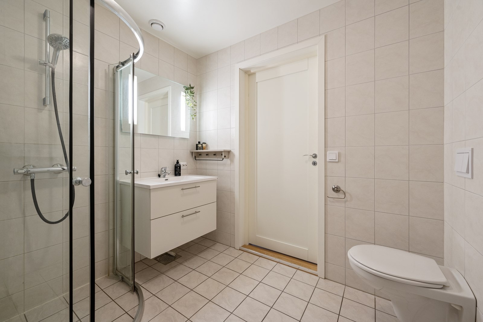 Baderommet er av lys utførelse med fliser på gulv og vegg Galleribilde