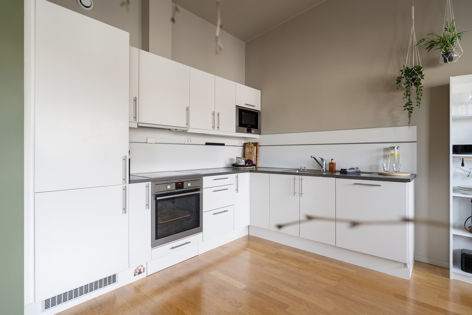 Kjøkkenet har god oppbevaringsplass i overskap, underskap, og skuffer. Hvitevarer som stekeovn, platetopp, kjøleskap, oppvaskmaskin og mikrobølgeovn følger handel Galleribilde