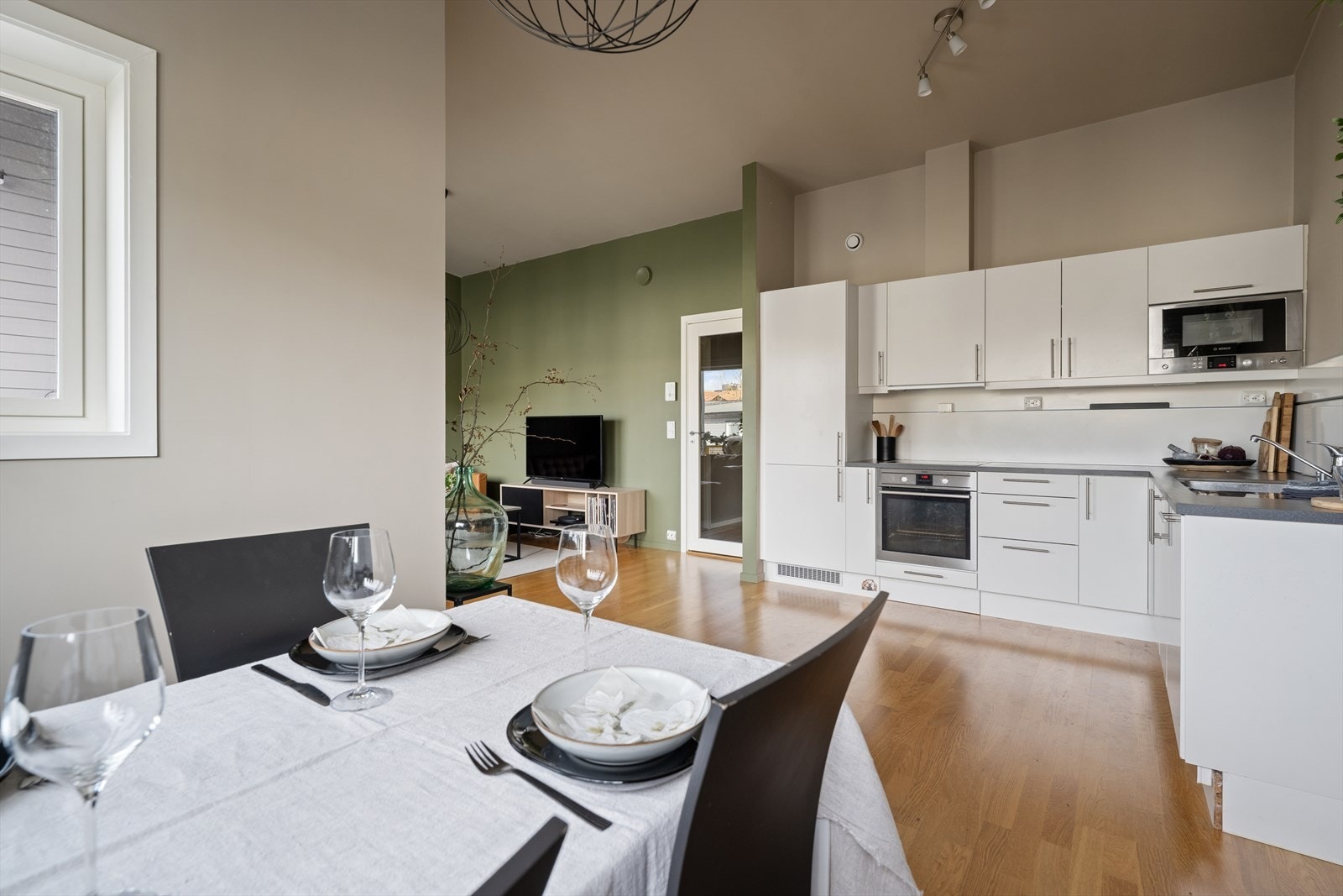 Fordelen med å være i topp etasjen, er uten tvil den gode takhøyden som går igjen gjennom leiligheten Galleribilde