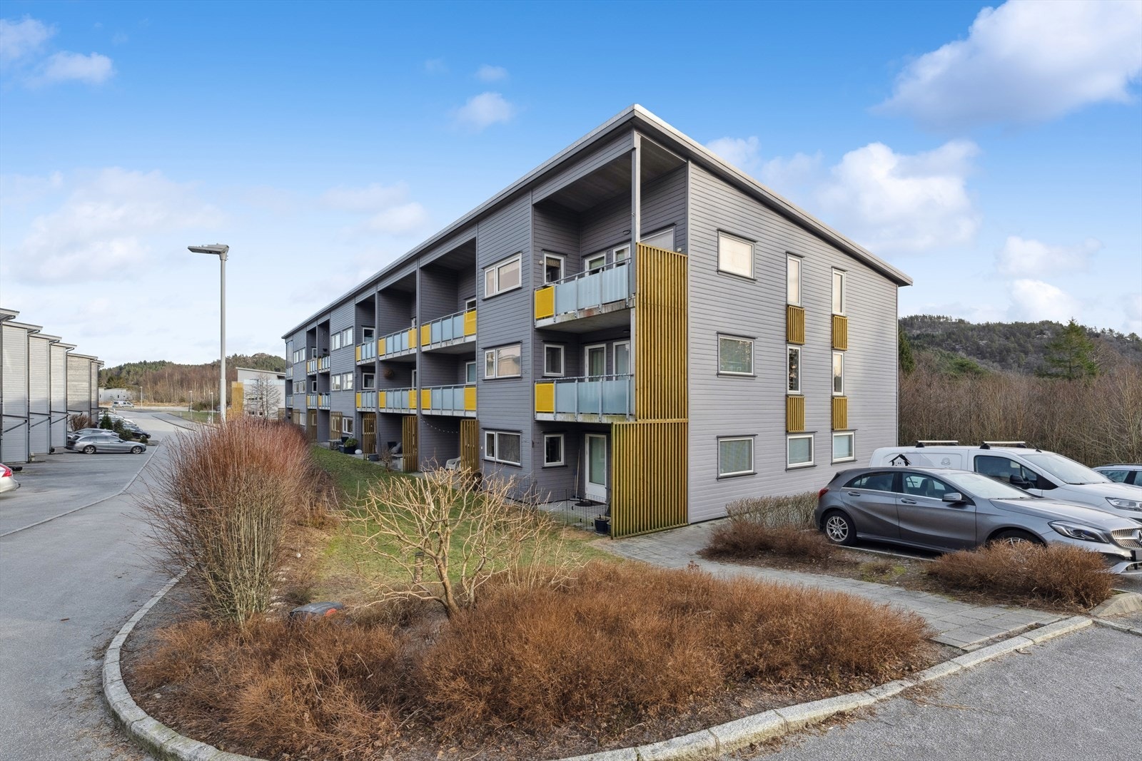 Fasade med gjesteparkering til høyre Galleribilde