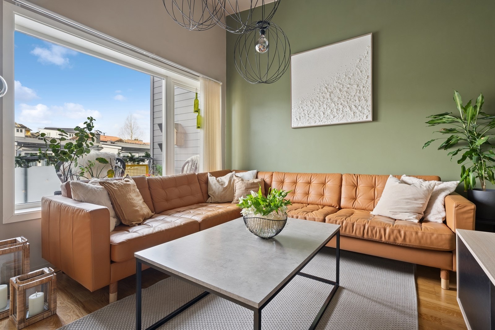 Stuen er malt i moderne fargevalg med store vindusflater Galleribilde