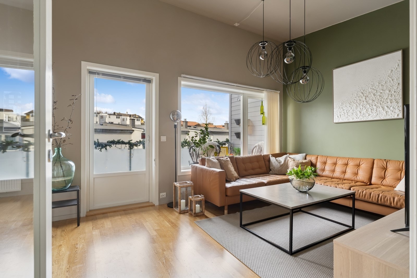 Fra åpen stue- og kjøkken løsning har du utgang til balkong med gode solforhold Galleribilde