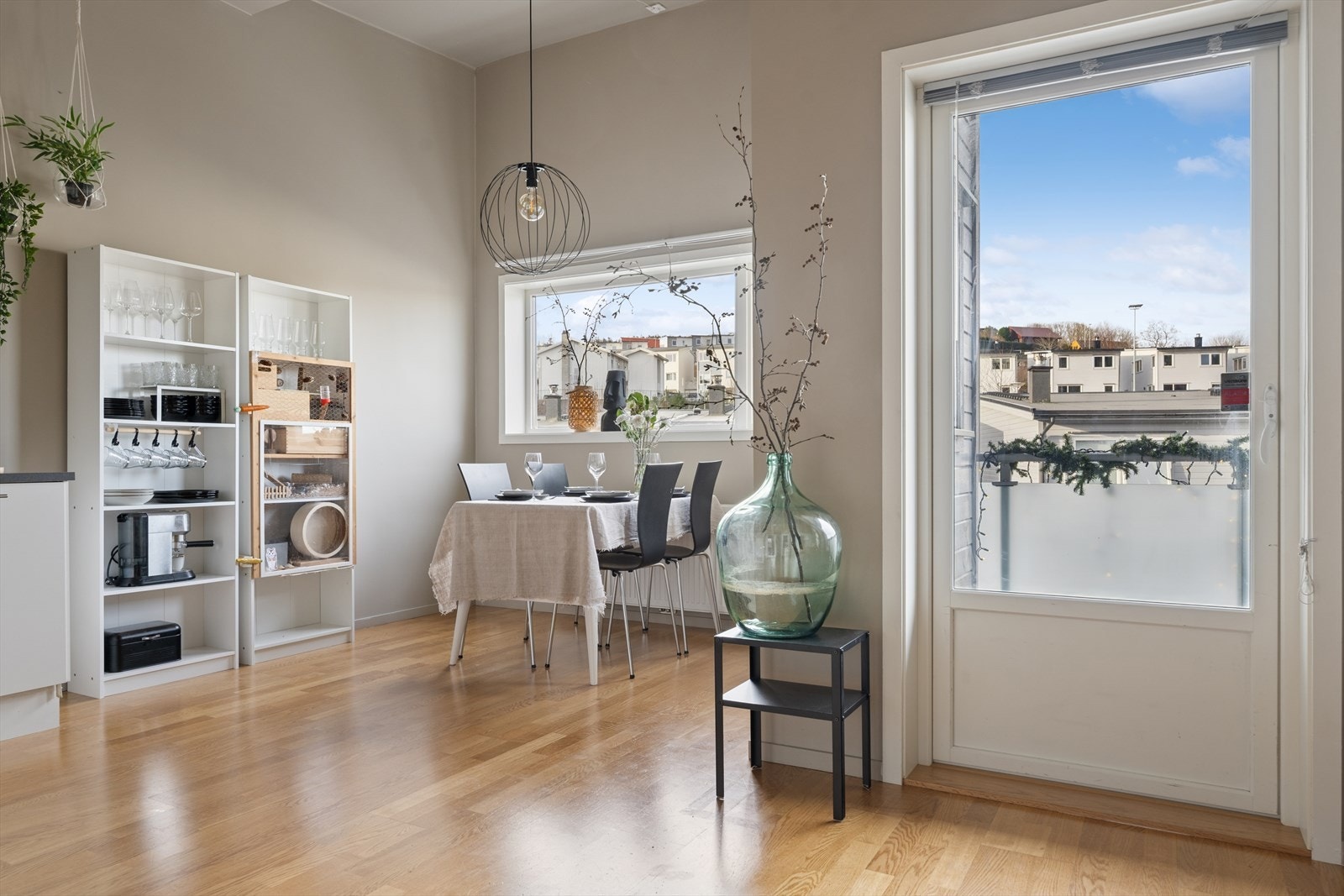 Spiseområdet er malt i moderne fargevalg, og det er plass til stort spisebord Galleribilde