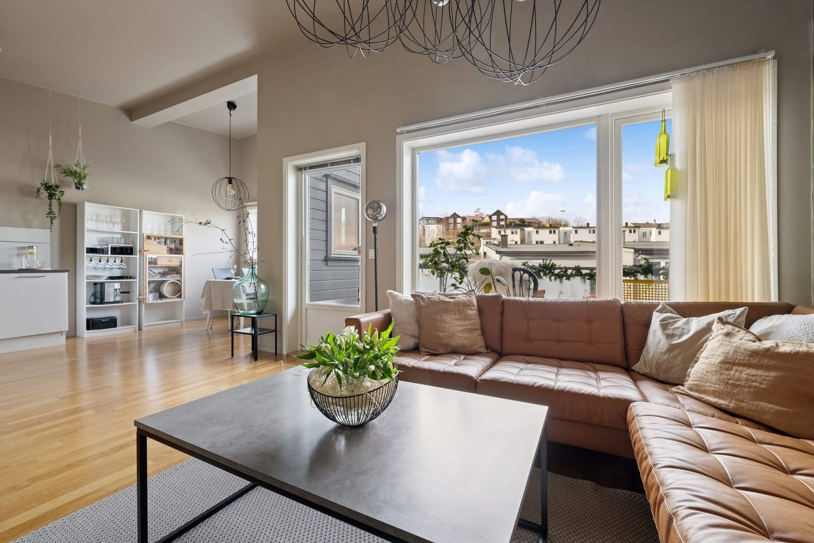 Åpen stue- og kjøkkenløsning med god takhøyde Galleribilde