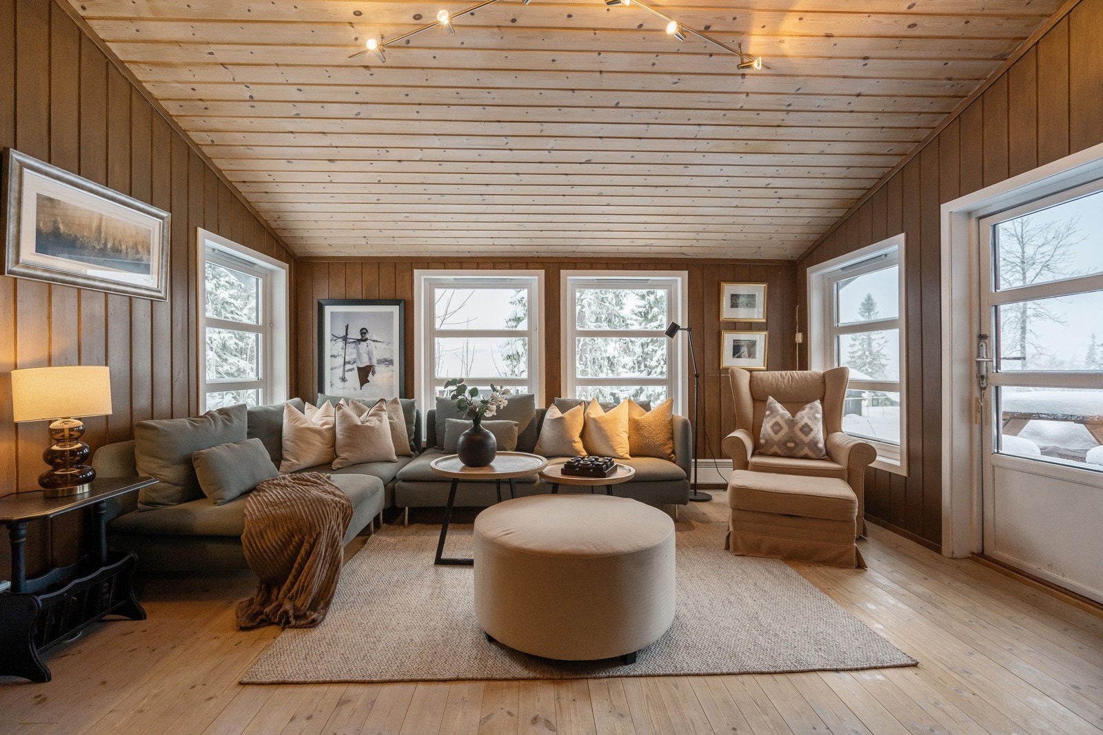 De store vindusflatene i stuen gir også nærhet til naturen rundt og ikke minst flott utsikt til fjellet Galleribilde