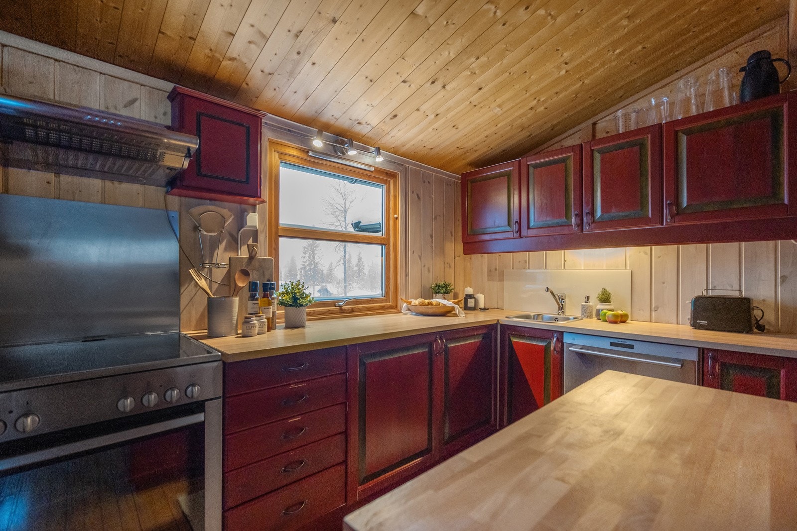 Kjøkkenet har fine arbeidssoner og med åpen løsning mot spisestue har du gode sosiale soner Galleribilde