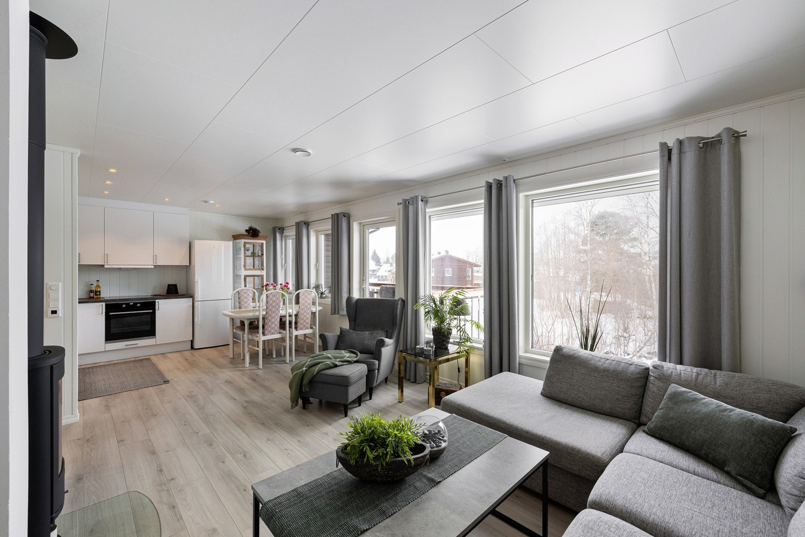 Lys og romslig stue med åpen kjøkkenløsning som gir en sosial og funksjonell planløsning. Galleribilde