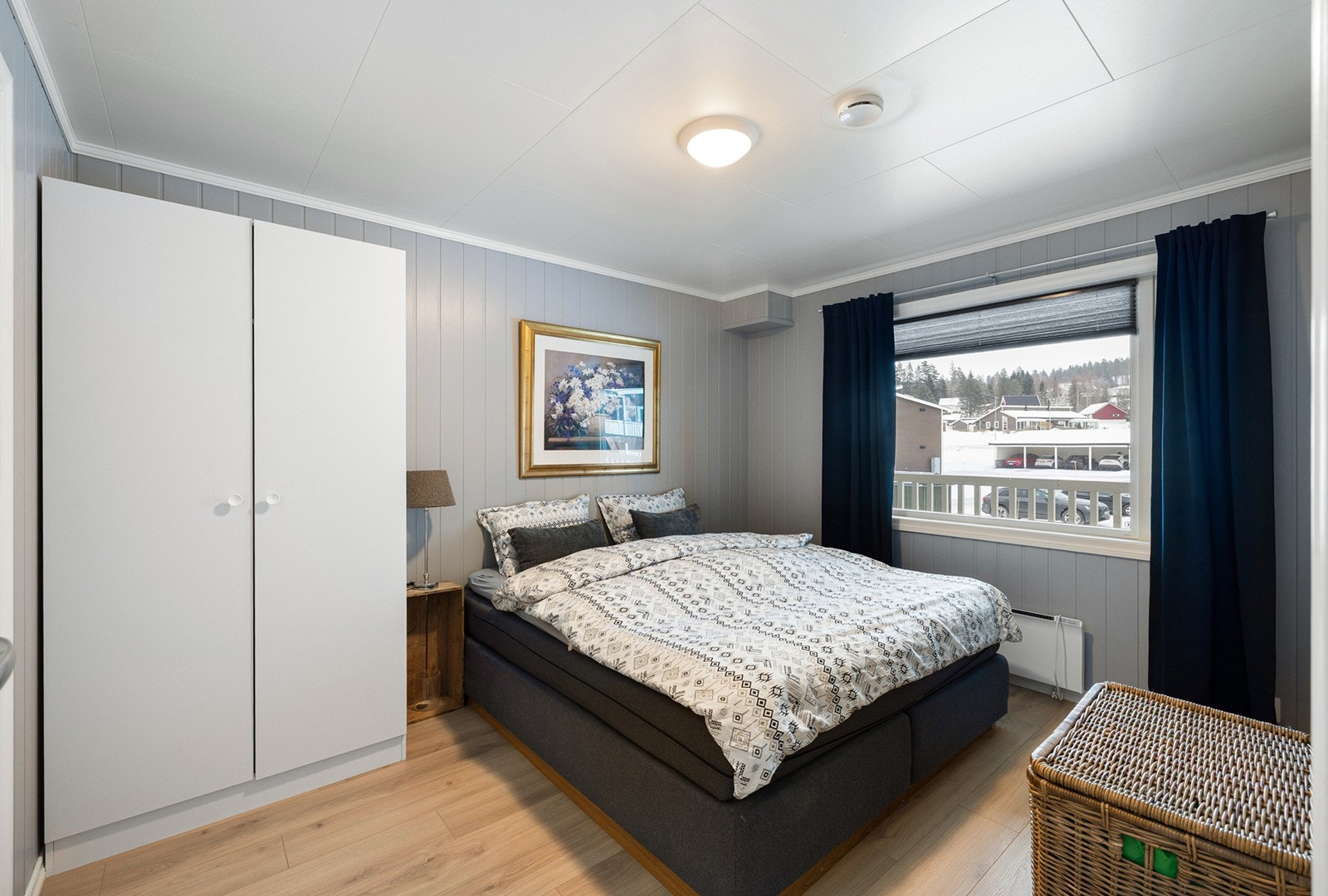 Stor vindusflate gir godt naturlig lys, og rommets harmoniske uttrykk gir en rolig og behagelig atmosfære. Galleribilde