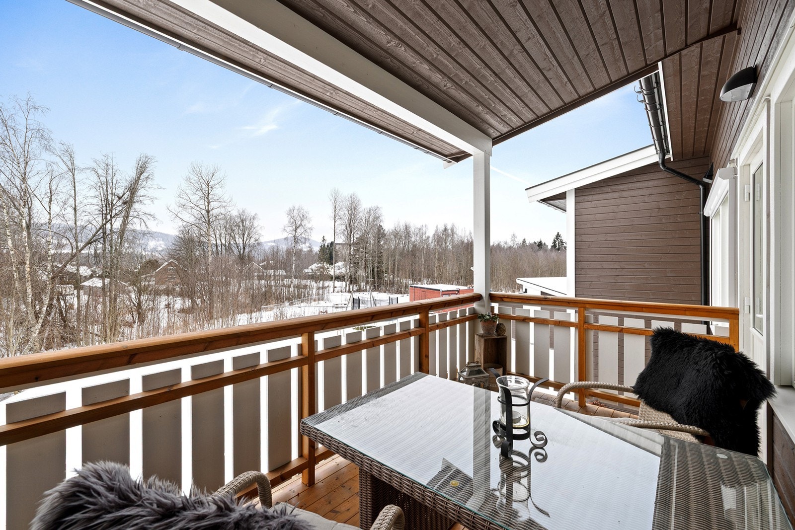 En velholdt 3-roms leilighet fra 2023 med rolig og sentral beliggenhet på Skarnes med carport. Galleribilde