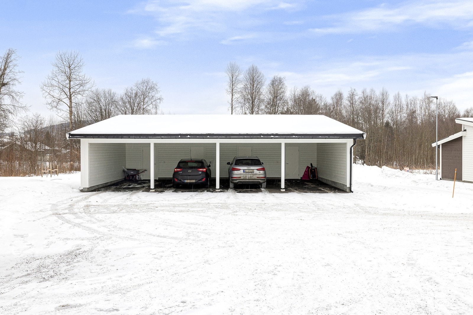 Det hører med carport med bod til leiligheten. Galleribilde