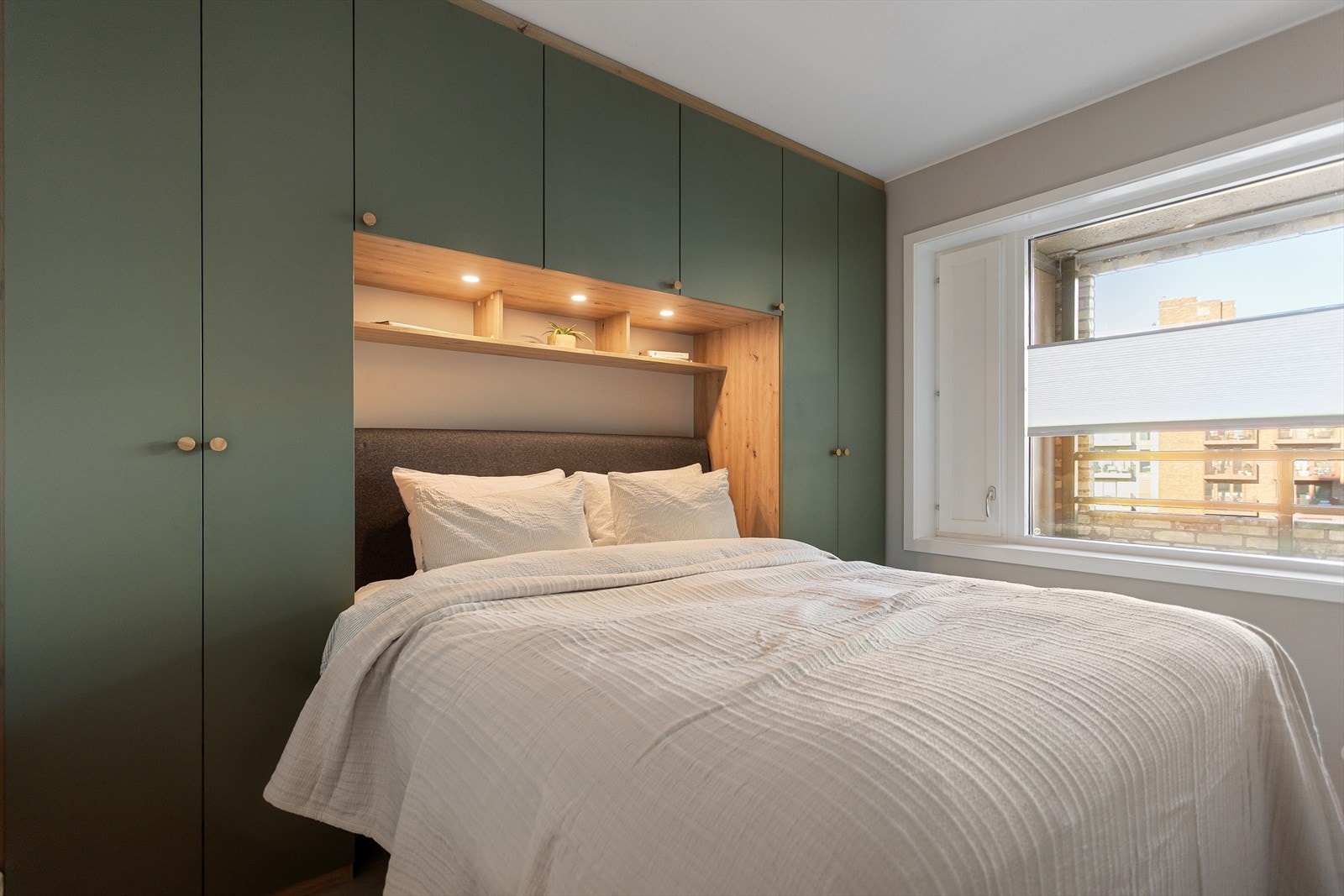 Soverommet er av god størrelse og vender ut mot indre gård. Det er montert plisségardin som gir dagslys, samtidig som den skjermer for innsyn. Galleribilde