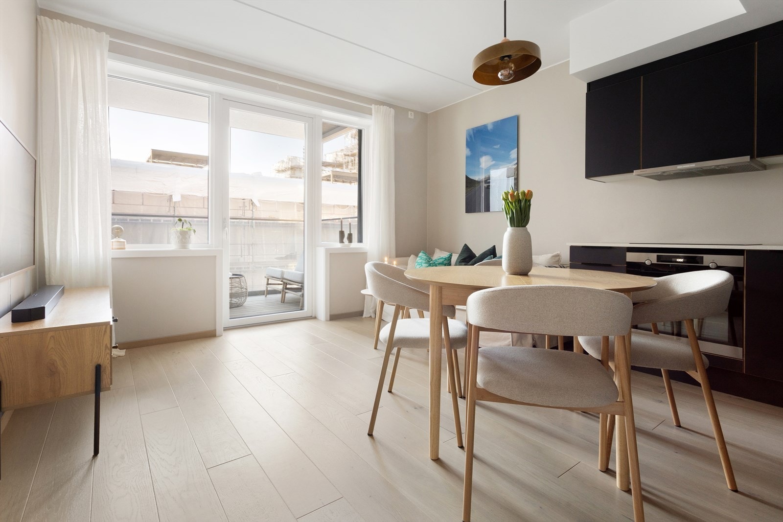 Velkommen til Rostockgata 82 presentert av Lina Møretrø v/EiendomsMegler 1. Foto: Henrik Eriksen (Fotostallen). Galleribilde