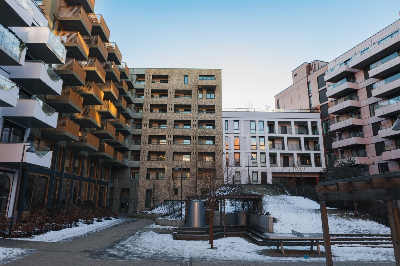 Her får du treningssenter, apotek, Vinmonopolet og Meny i samme bygg med enkel heisadkomst. Benytter du bil har du mulighet for å overta leiekontrakt for kr 3 900,- per måned. Parkeringsplassen har elbil lader. Galleribilde