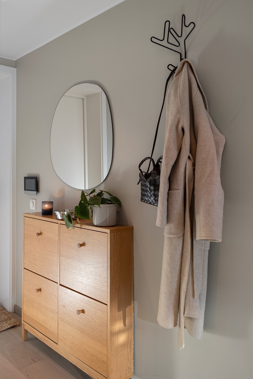 Entréen er innbydende og har god plass til å henge fra seg jakker og sette fra seg sko. Galleribilde