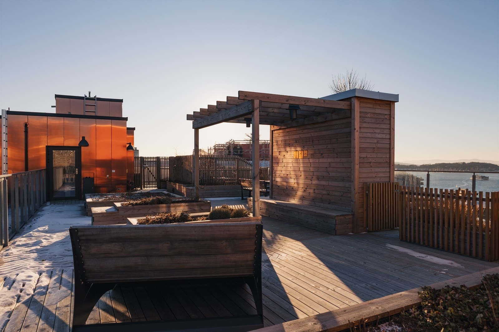 Som beboer har du tilgang til felles takterrasse med flere sittegrupper. Galleribilde