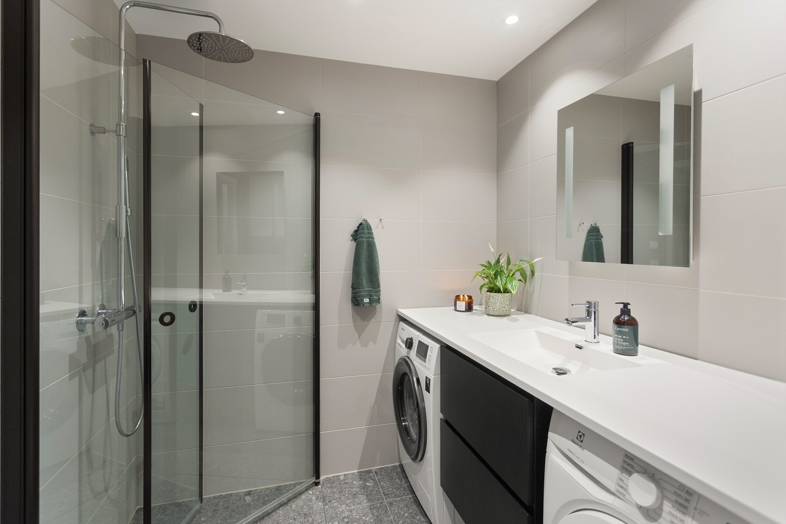 Lekkert bad med vannbåren gulvvarme, flislagte vegger og gulv. Galleribilde