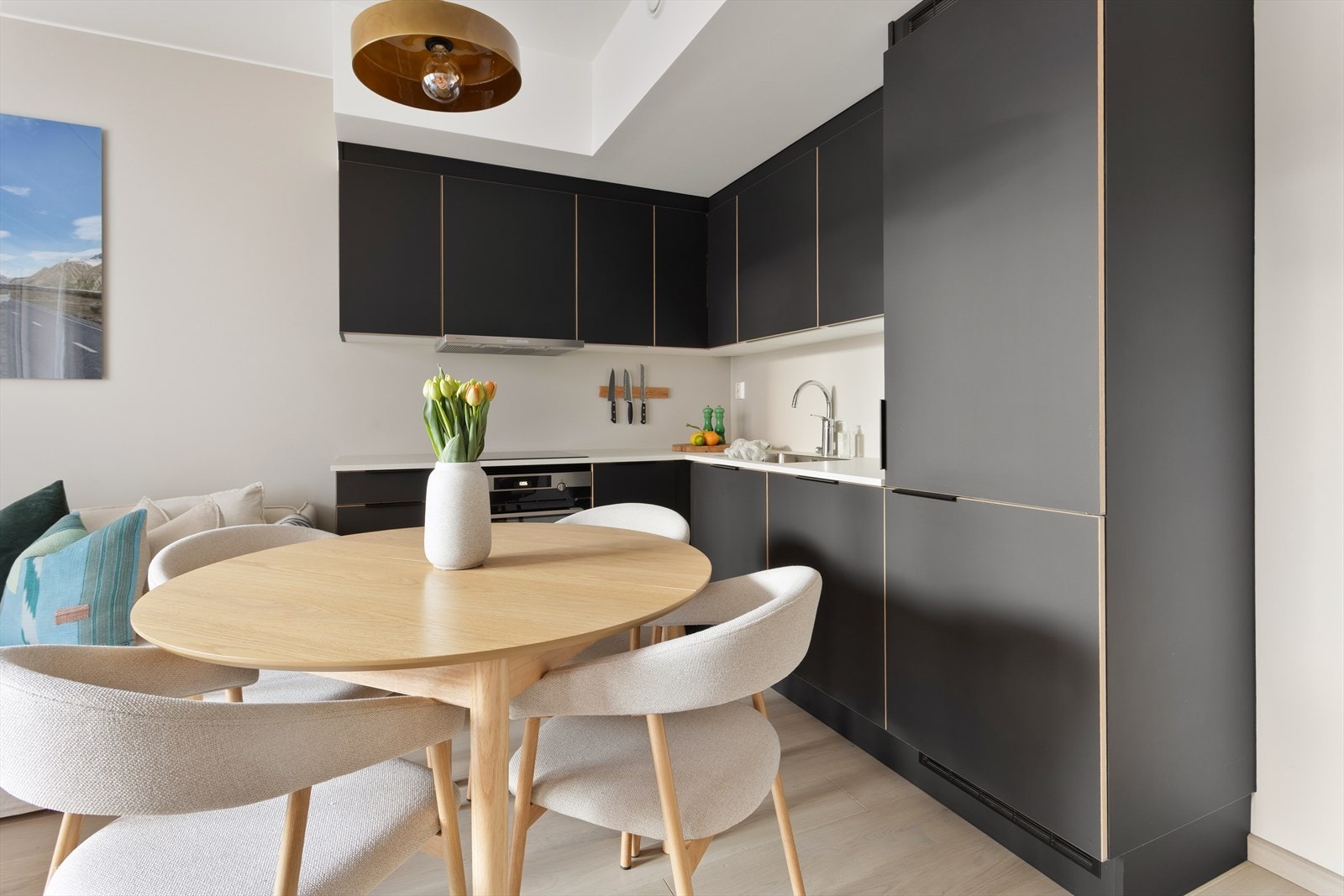 Lekkert kjøkken med integrerte hvitevarer samt godt med skap- og benkeplass. Galleribilde