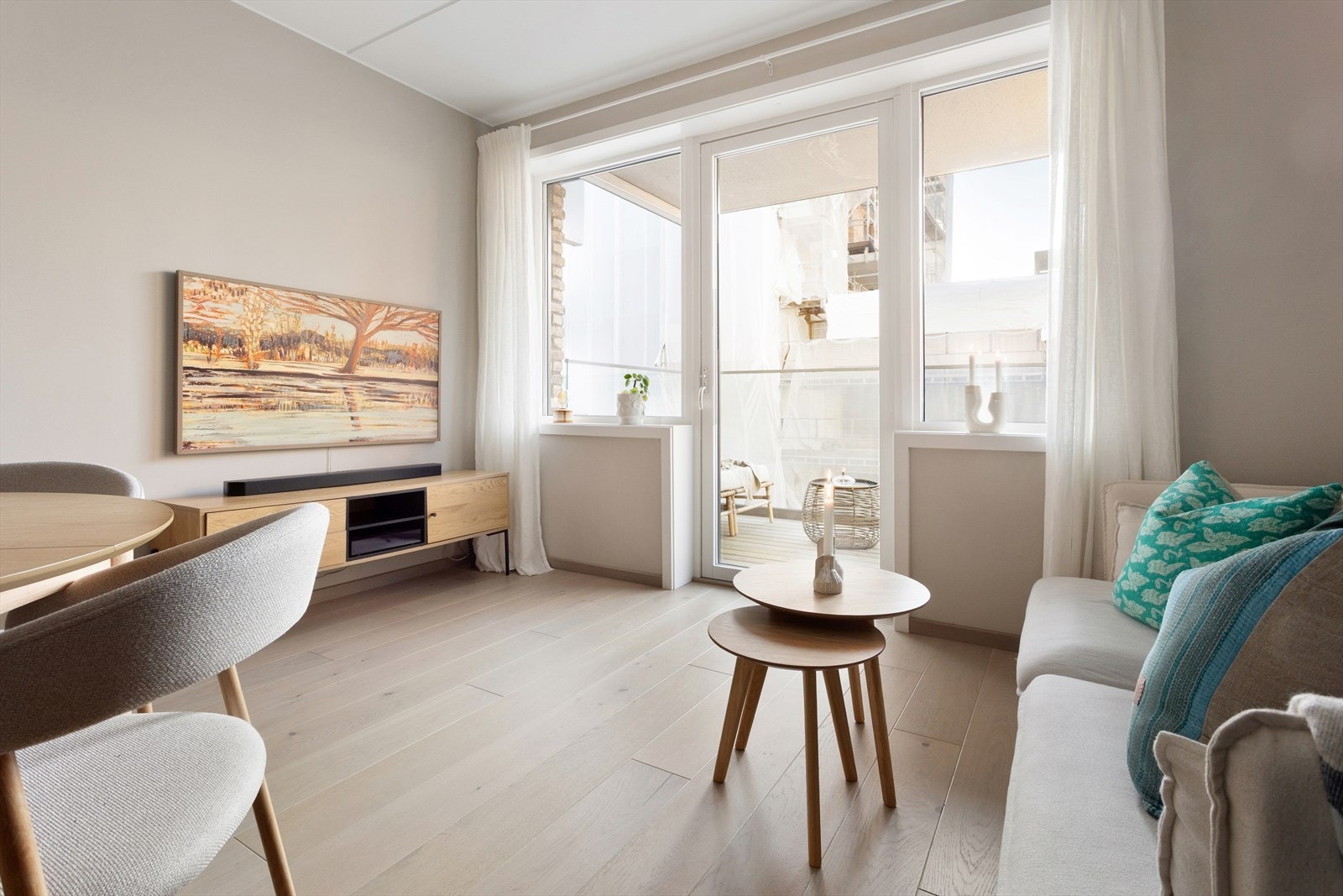 Leiligheten har enstavs parkett med vannbåren gulvvarme og store vindusflater som gir rikelig med lysinnslipp. Bygg på andre siden er planlagt ferdigstilt i løpet av 2026. Galleribilde