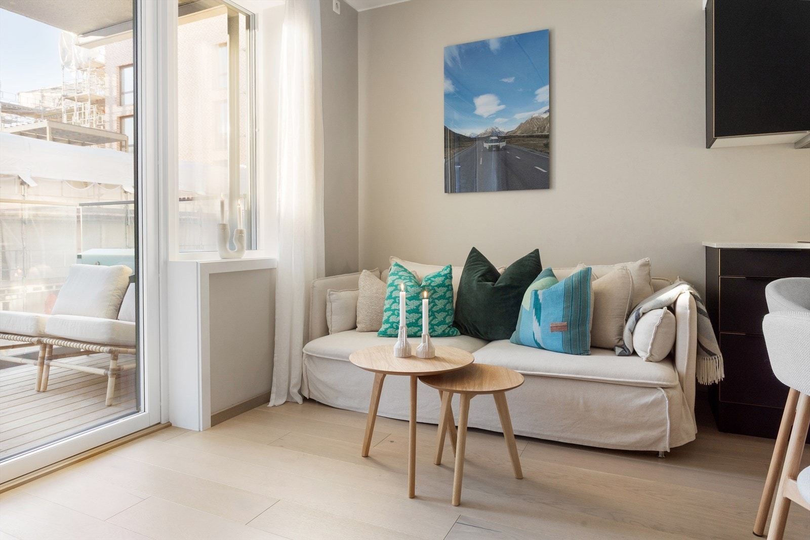 Det er god plass til sofa med tilhørende møblement. Galleribilde