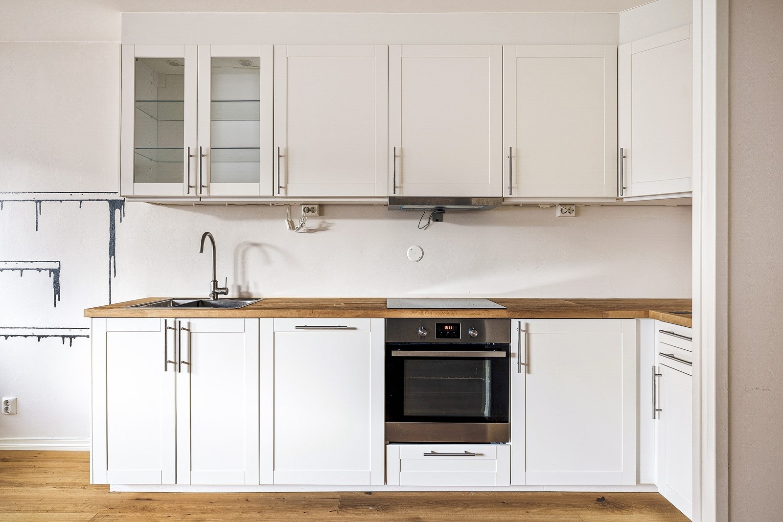 Kjøkkenet har innredning med profilerte fronter. Benkeplaten er av heltre. Det er kjøl/fryseskap, oppvaskmaskin, platetopp, stekeovn og komfyrvakt. Galleribilde