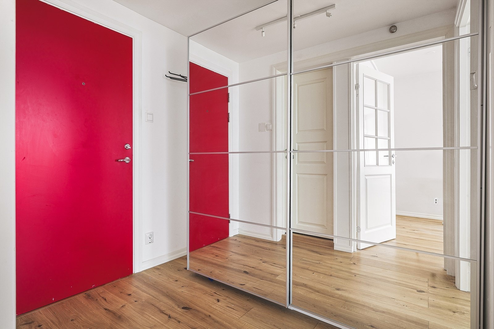 Ta heisen opp til andre etasje og velkommen inn til leiligheten. Galleribilde