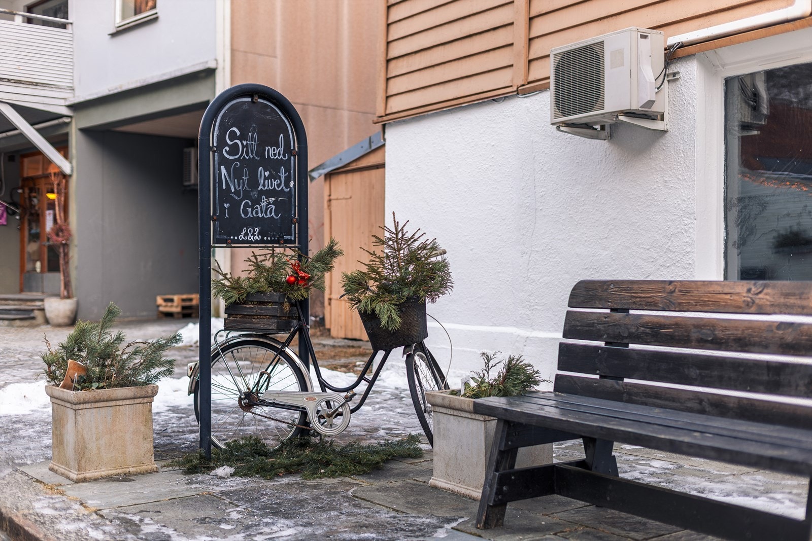 Dale er en sjarmerende bygd som ligger i Vaksdal kommune i Vestland fylke. Bygda er omringet av vakre fjell og frodig natur, og den ligger strategisk plassert langs E16, mellom Bergen og Voss. Galleribilde