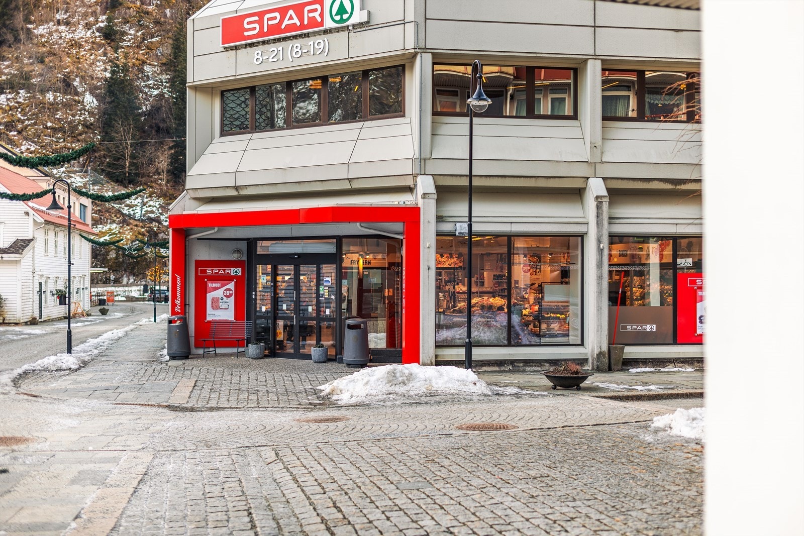 Dagligvarebutikken Spar like ved bygget. Galleribilde