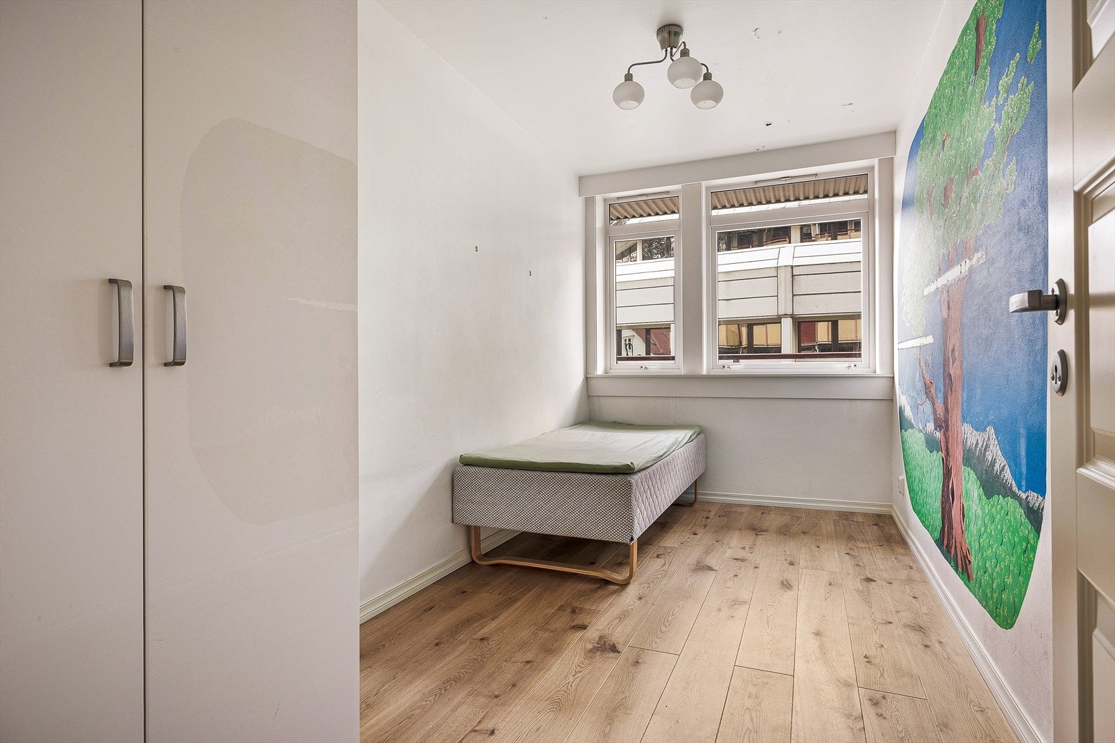 Soverommet måler 9,3 kvadratmeter med god plass til seng, garderobe og nattbord. Garderobeskap medfølger. Galleribilde