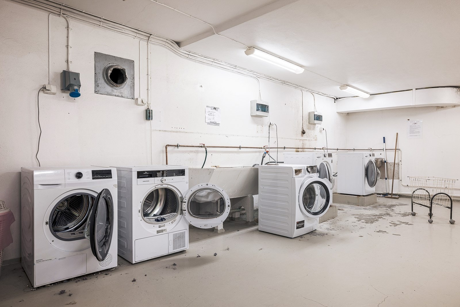 Felles vaskerom i kjeller. Galleribilde