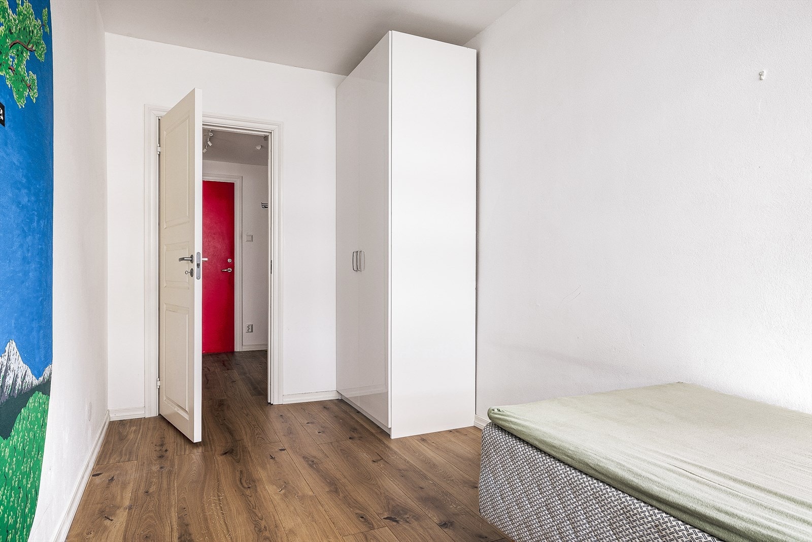 Soverommet måler 9,3 kvadratmeter med god plass til seng, garderobe og nattbord. Galleribilde