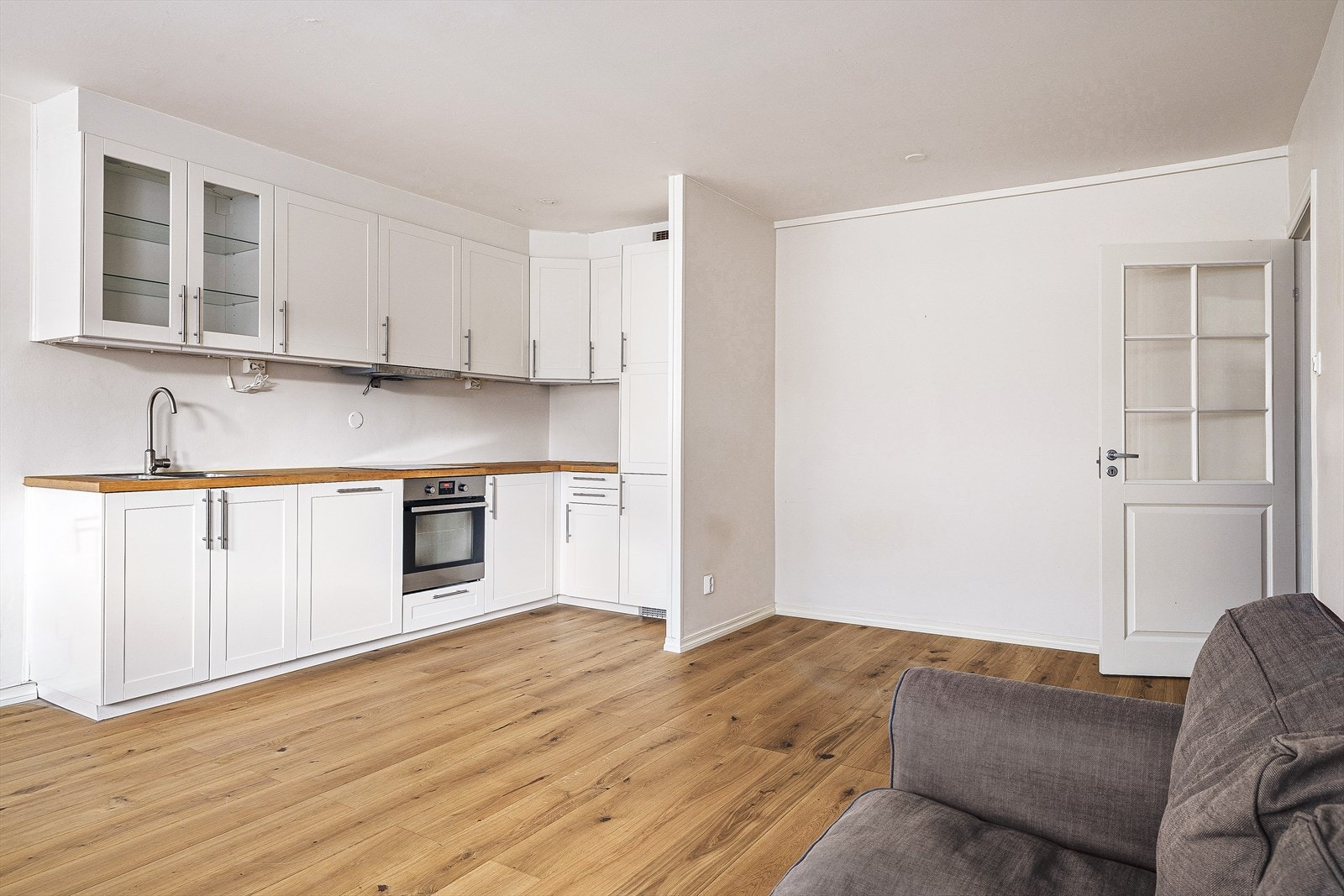 Åpen stue- og kjøkkenløsning gir rommet et sosialt preg. Galleribilde