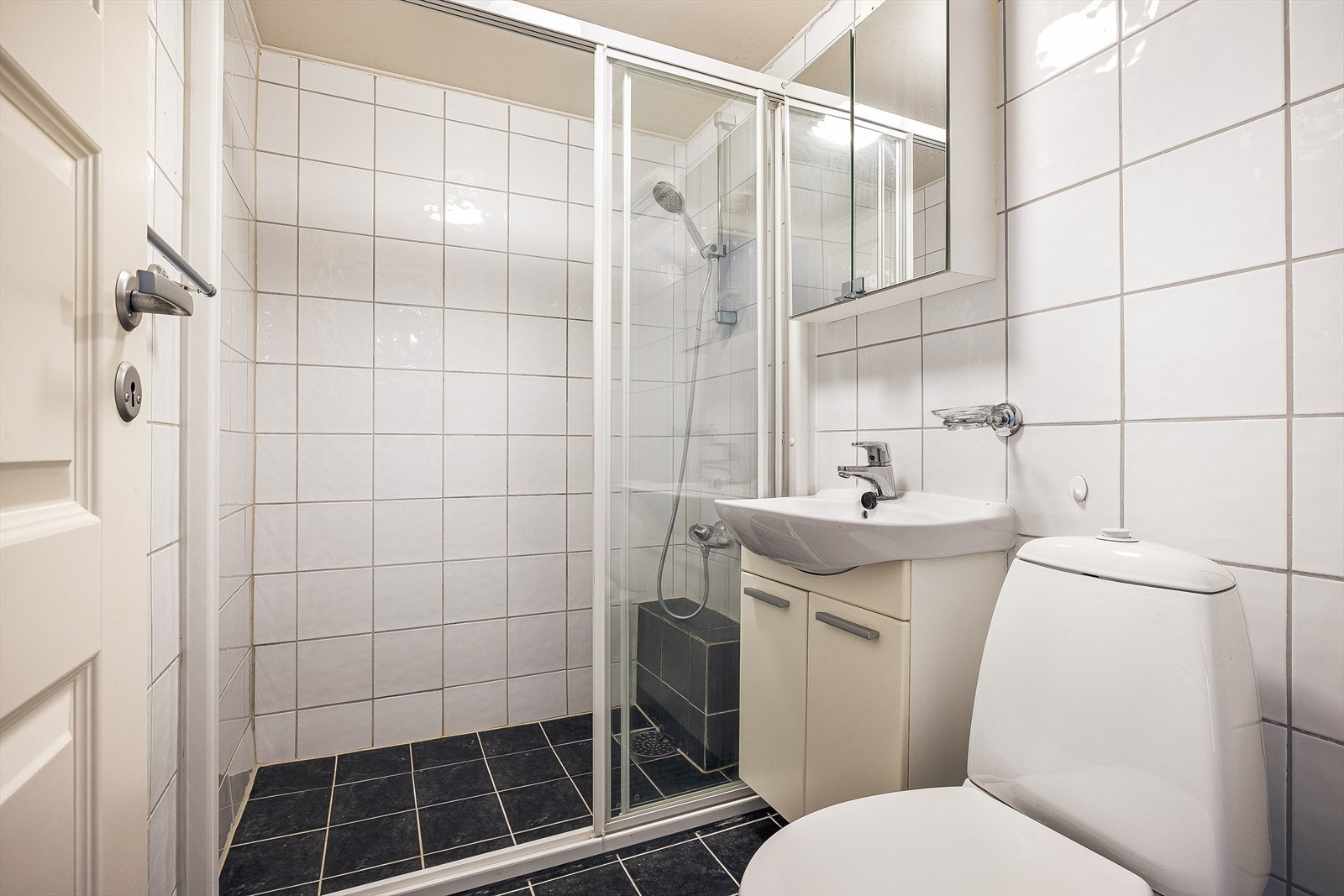 Badet måler 2,8 kvadratmeter. Veggene og gulvet har fliser. Taket er malt. Rommet har innredning med nedfelt servant, toalett og dusjvegger/hjørne. Det er mekanisk avtrekk. Galleribilde